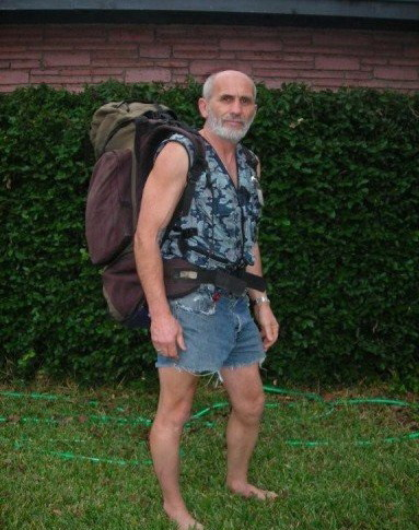 Vladimir không sử dụng la bàn hoặc bản đồ, đôi khi anh ta đi lang thang (và thường ngủ trong lều), và chi khoảng 1 đô la một ngày.