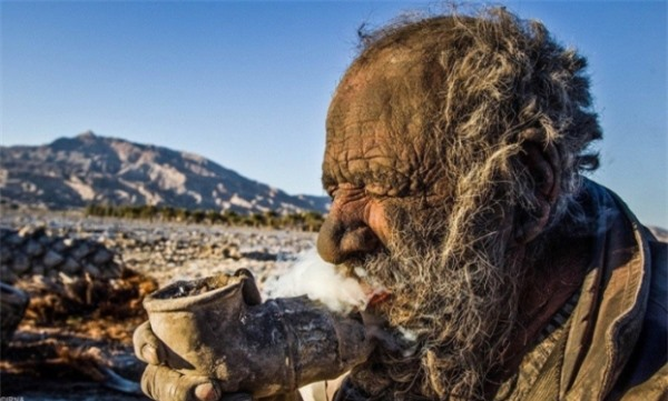  8. Một người đàn ông chưa tắm trong 60 năm: Amou Haji, một người Iran 80 tuổi, đã không tắm trong 60 năm vì ôngtin rằng sẽ sạch sẽ sẽ khiến ôngbị bệnh. Ông sống cô lập 1 mình trong một cái lều mà người dân địa phương đã dựng cho mình. Ông vừa qua đời ở tuổi 94 vào ngày 23/10/2022 tại làng Dejgah ở tỉnh Fars, miền Nam Iran. Điều kỳ lạ là ông ra đi chỉ ít tháng sau khi tắm rửa theo lời thuyết phục của dân làng.