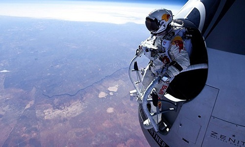  1. Nhảy từ không gian: Ngày 14/10/2012, Felix Baumgartner, một nghệ sĩ nhảy dù người Úc đã nhảy từ độ cao 126.000 ft (ban đầu, anh chỉ được phép nhảy từ 116.000 ft).