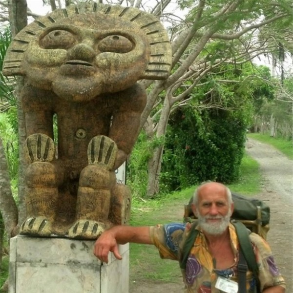  3. Đi khoảng 86,000 dặm chân trần: Vladimir Nesin, 68 tuổi, đến từ Nga đã đi bộ 22 năm bằng chân trần. Ông ước tính mình đi khoảng 86,000 dặm và viếng thăm hơn 120 quốc gia. Ông nói ông cảm thấy sự kết nối của mình khi đi chân trần.