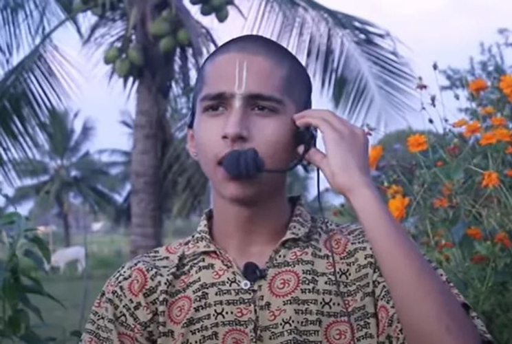 Abhigya Anand đã hoàn thành văn bằng tốt nghiệp sau đại học về Vi sinh vật Ayurveda (PGDAM) và cũng là người trẻ nhất tốt nghiệp văn bằng này trong nước.