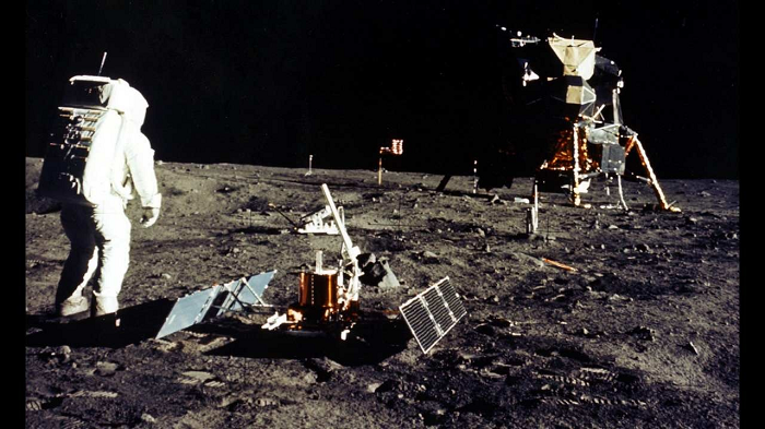 Không ai biết chắc vì sao chiếc công tắc này bị vỡ nhưng Aldrin thì hiểu rõ điều gì đã xảy ra sau khi ông và Armstrong quay trở lại Module Lunar sau 2 tiếng rưỡi đi bộ trên bề mặt Mặt Trăng.