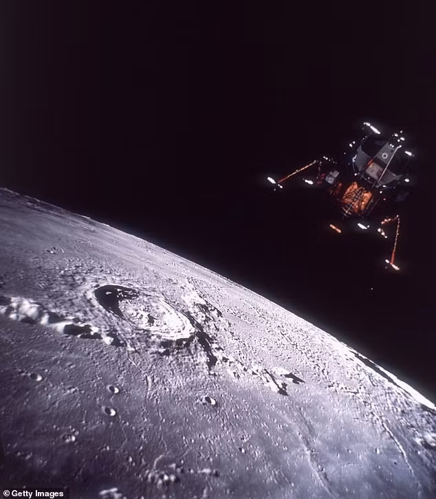 Sau khi tàu Apollo 11 có cú hạ cánh lịch sử ngày 20/7/1969, lần đầu tiên đưa con người đặt chân lên Mặt Trăng, phi hành gia Aldrin và Neil Armstrong đang chuẩn bị quay lại tàu chỉ huy từ Module Lunar thám hiểm Mặt Trăng thì họ phát hiện ra một công tắc đóng mở điện điều khiển việc khởi động tên lửa cất cánh đã bị hỏng.