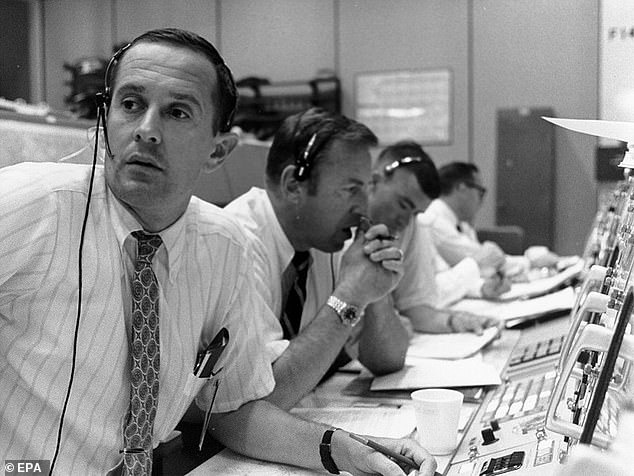 Aldrin lập tức báo cáo sự cố này cho Collins đang ở Mô-đun Columbia bay vòng theo quỹ đạo phía trên mặt trăng và về Trung tâm Điều khiển Mặt đất ở Houston (Mỹ).Các khoa học gia ở Trung tâm bù đầu vắt óc nhưng không tìm ra được hướng giải quyết sự cố.