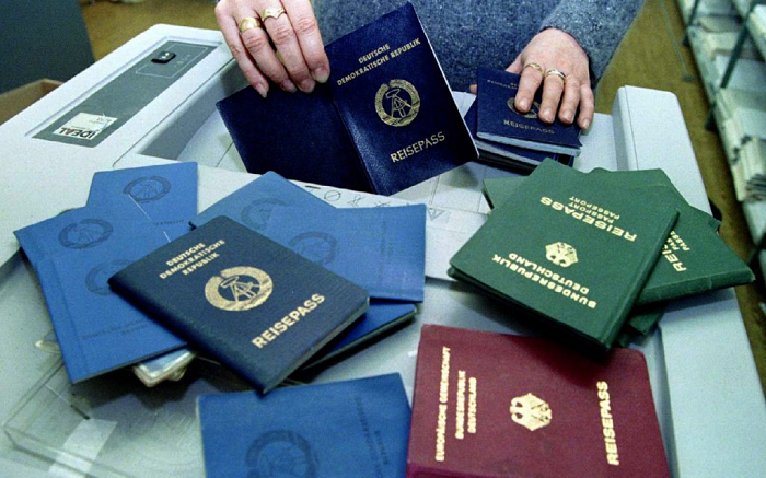 Theo Hrant Boghossian, phó giám đốc tiếp thị của cơ sở dữ liệu hộ chiếu tương tác Passport Index, hộ chiếu không thay đổi nhiều trong những thập kỷ qua, nhưng tất cả đang bắt đầu thay đổi. Ông nói: “Chúng ta đang bước vào thời đại thú vị khi các quốc gia bắt đầu đưa vào các tính năng đặc biệt để tạo sự khác biệt cho hộ chiếu của họ.