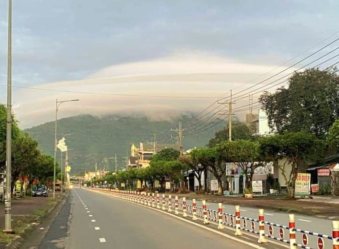 Tuy nhiên, trong một điều kiện khí quyển thuận lợi như nhiệt độ không quá cao, độ ẩm lớp không khí sát mặt đất lớn… quá trình chuyển động của các sóng này sẽ đẩy luồng khí ẩm lên đạt tới mức ngưng kết và kích thích việc hình thành những đám mây dạng thấu kính.