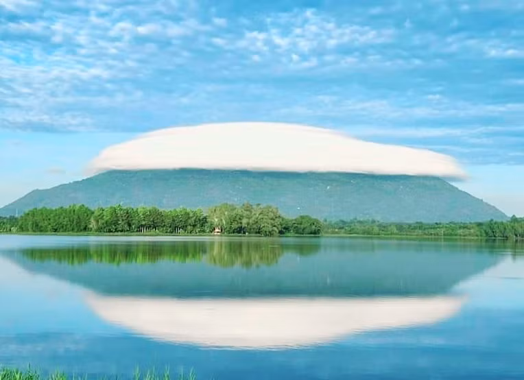 Sáng 25/11, rất nhiều người dân ở huyện Xuân Lộc, tỉnh Đồng Nai phấn khích khi phát hiện đám mây rất lớn hình nón bao phủ đỉnh núi Chứa Chan. Được biết, đám mây này xuất hiện rõ nét nhất từ 6h20 - 7h20 sáng.