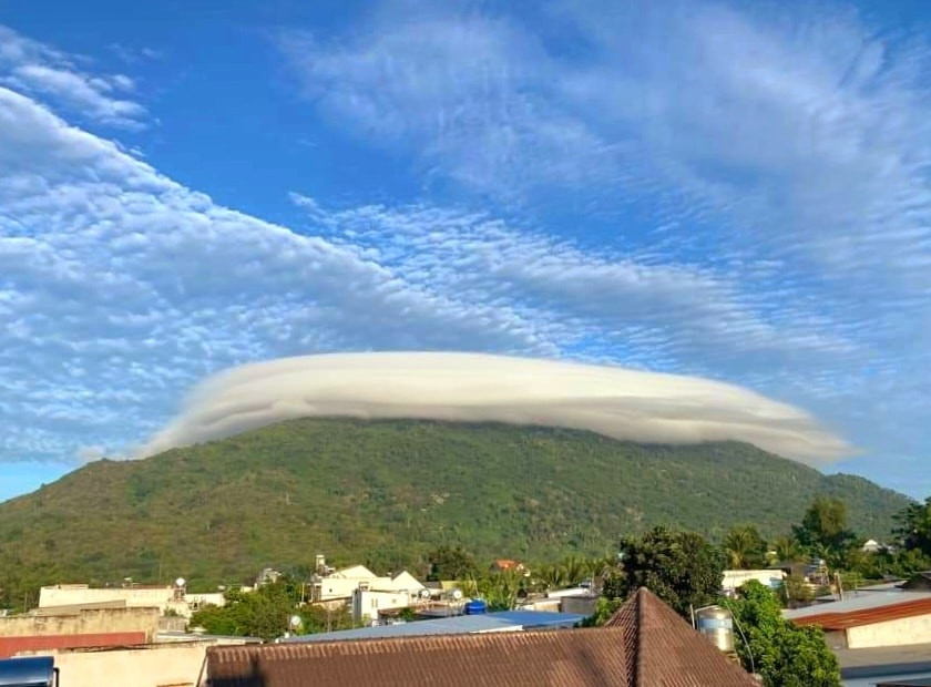 Nói về hiện tượng này, ông Nguyễn Phước Huy - giám đốc Đài Khí tượng thủy văn tỉnh Đồng Nai - cho hay trong khí tượng gọi những đám mây này là dạng thấu kính, thường xuất hiện ở những ngọn núi.