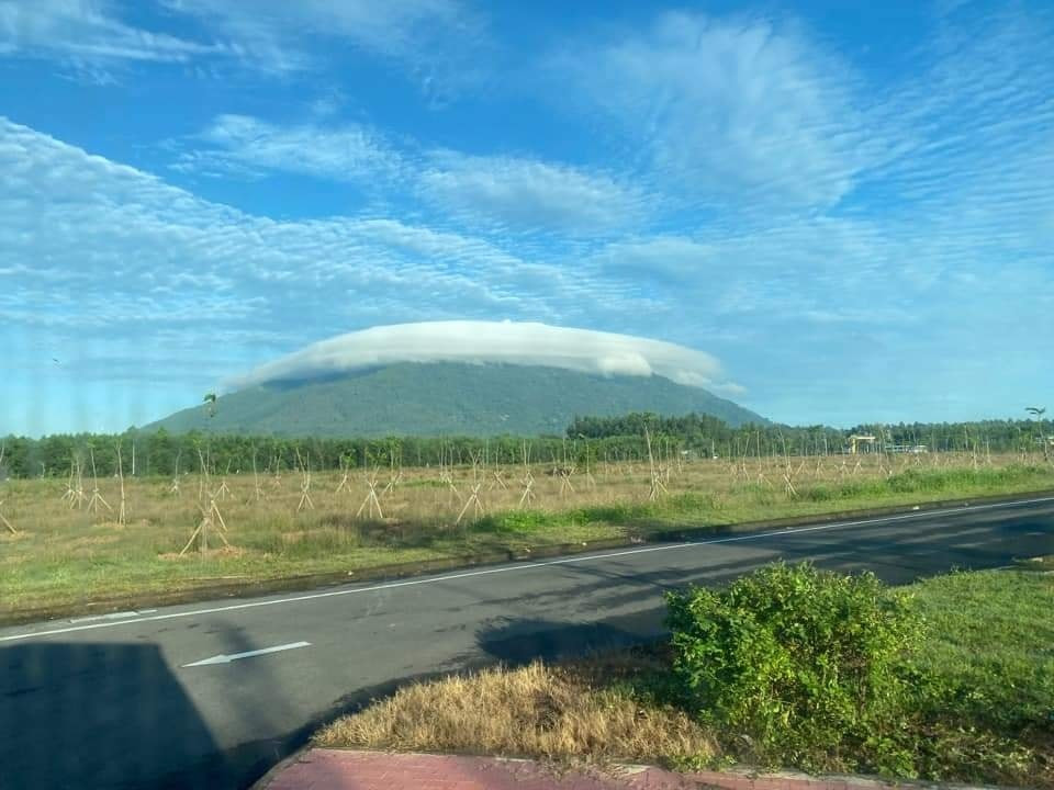 Những năm gần đây, nhiều khách du lịch ưa thích trải nghiệm leo núi Chứa Chan. Đoạn đường leo núi khá cheo leo với nhiều hốc đá lớn, rừng rậm, yêu cầu người khám phá phải có kinh nghiệm. Lưng chừng núi là các ngôi chùa được xây bên những vách đá lớn.