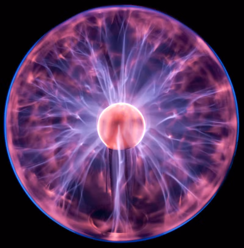 Khi các sợi dây vũ trụ quét qua, rời khỏi, plasma nhiễm điện có thể bị nén và nguội đi, tạo thành các ngôi sao, thiên hà và cụm thiên hà. Quá trình nén plasma này có thể đã khuếch đại từ trường ở cường độ mà các vật thể thiên văn ngày nay sở hữu.