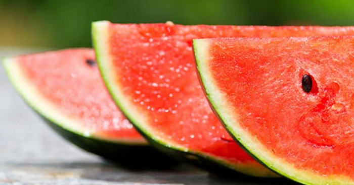 Vì vậy, phương pháp trồng này được gọi là “trồng ép cát”. Dưa hấu trồng ra quả to và ngọt hơn, thịt bên trong có màu đỏ tươi và căng mọng, thậm chí ngọt hơn so với dưa hấu Kirin (một loại dưa hấu nổi tiếng ở Nhật Bản).