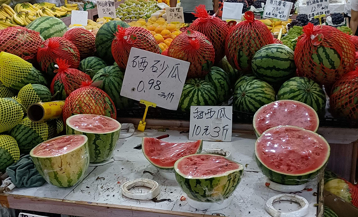 Trồng cát ép liên tiếp nhiều năm, đất cát lẫn lộn, tầng cày xới ngày càng ít đất, chất hữu cơ trong đất giảm dần theo từng năm. Hầu hết trồng cát ép đều áp dụng hình thức tưới bổ sung nước ngầm, khoan giếng để hút nước dẫn đến mực nước ngầm sụt giảm, tầng đất khô dày lên. Lâu ngày tưới nước lợ dẫn đến tình trạng nhiễm mặn đất, kết cấu đất ngày càng xấu đi, gây ra hiện tượng sa mạc hóa đất, sa mạc hóa đá.