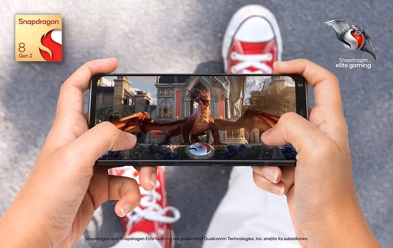 Snapdragon 8 Gen 2 có một lõi Arm Cortex-X3 tốc độ 3,2 GHz, bốn lõi Cortex-A715 tốc độ 2,8 GHz và ba lõi Cortex-A510 tốc độ 2,0 GHz. Lõi hiệu năng bổ sung sẽ giúp nó có lợi thế hơn so với đối thủ, ít nhất là trong khối lượng công việc đa luồng, đồng thời tiết kiệm điện hơn 40%.