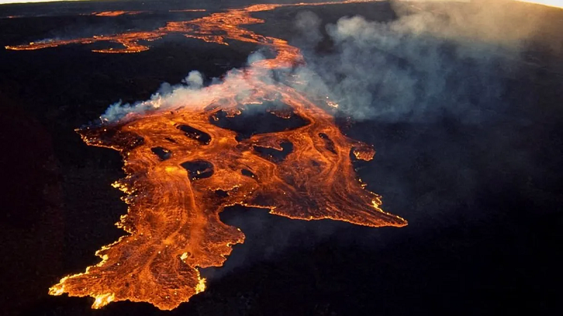 Mới đây (27/11), Mauna Loa, núi lửa đang hoạt động lớn nhất thế giới ở Hawaii, Mỹ đã bắt đầu phun trào lần đầu tiên sau gần 40 năm, khiến tro và các mảnh vụn núi lửa rơi xuống các khu vực gần đó.