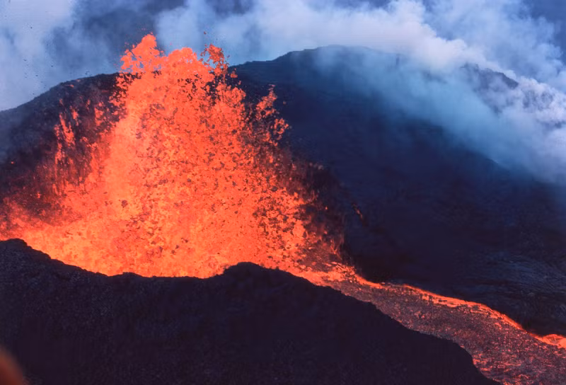 Theo chính quyền địa phương, dòng dung nham chảy từ Mauna Loa, nằm ở trung tâm của Đảo Lớn ở Hawaii, không đe dọa tới các khu vực đông dân cư. Hiện chưa có lệnh sơ tán nào được ban bố song hai trung tâm trú ẩn đã được mở cửa để đề phòng, giới chức Hawaii cho biết. Nhà chức trách cảnh báo, gió có thể mang theo khí núi lửa và và tro mịn.