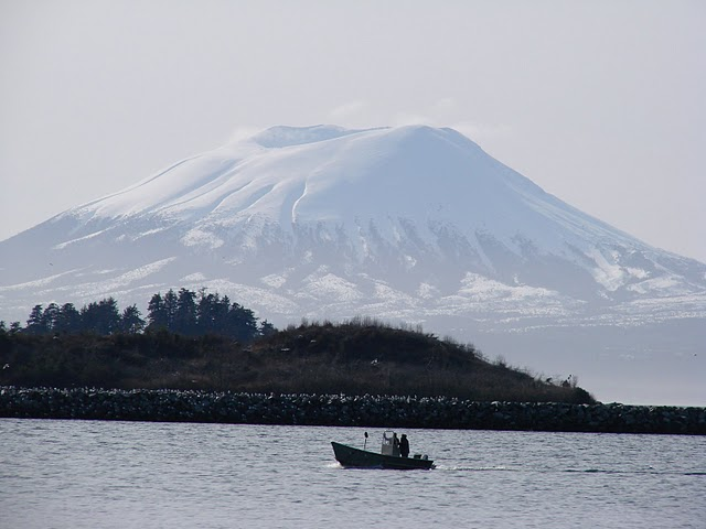 Sự biến dạng này chính là do áp lực của khối magma đang trồi lên bề mặt. Núi lửa này phun trào lần cuối khoảng 800-900 năm trước, vào thời điểm Alaska còn hoang sơ nên chỉ được lưu lại qua các câu chuyện truyền miệng.