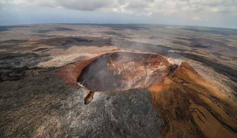 Mauna Loa là một trong năm núi lửa tạo nên Đảo Lớn của Hawaii, là hòn đảo ở cực nam của quần đảo Hawaii. Mauna Loa, cao 4.169m so với mực nước biển, phun trào gần đây nhất là năm 1984.