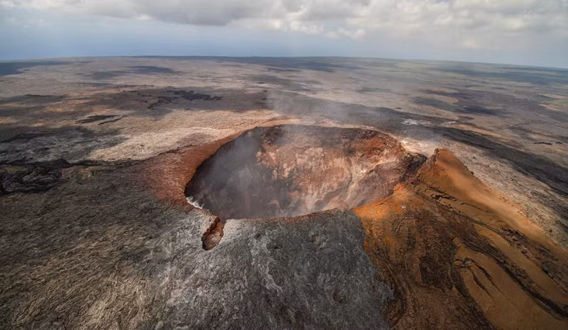 Mauna Loa là một trong năm núi lửa tạo nên Đảo Lớn của Hawaii, là hòn đảo ở cực nam của quần đảo Hawaii. Mauna Loa, cao 4.169m so với mực nước biển, phun trào gần đây nhất là năm 1984.