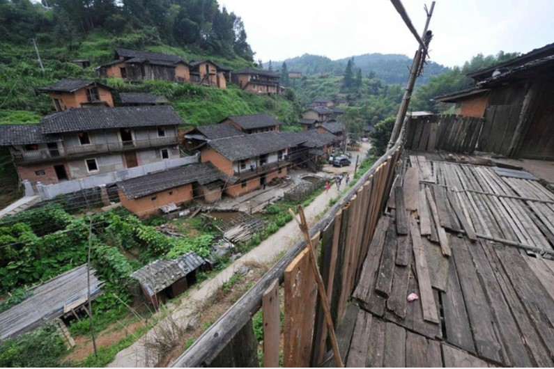 Lời giải thích phổ biến khác cũng được đưa ra gắn liền với thói quen thu gom rác thải của người dân địa phương. Đây cũng có thể là một trong những lý do khiến cho muỗi không xuất hiện ở đây bởi khi rác thải được chôn xuống đất sẽ làm môi trường sống của người dân sạch sẽ và bớt ẩm thấp hơn, giảm thiểu điều kiện sinh sản của muỗi.