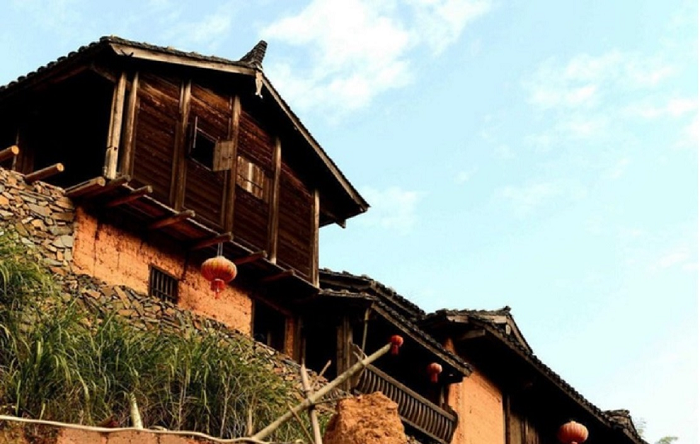 Để tỏ lòng thành kính với thần linh, người ta thậm chí xây dựng một ngôi đền nhỏ lưu giữ bức tượng đá hình con cóc. Đặc biệt vị trí của tượng phải đặt đối diện với ngôi làng thì phép thuật mới linh ứng. Đời này qua đời khác, các thế hệ trong làng có trách nhiệm luân phiên nhau chăm sóc và giữ gìn bức tượng thiêng này.