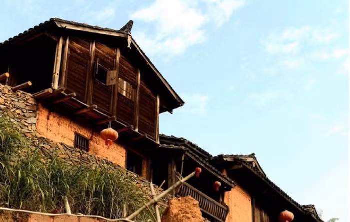 Để tỏ lòng thành kính với thần linh, người ta thậm chí xây dựng một ngôi đền nhỏ lưu giữ bức tượng đá hình con cóc. Đặc biệt vị trí của tượng phải đặt đối diện với ngôi làng thì phép thuật mới linh ứng. Đời này qua đời khác, các thế hệ trong làng có trách nhiệm luân phiên nhau chăm sóc và giữ gìn bức tượng thiêng này.