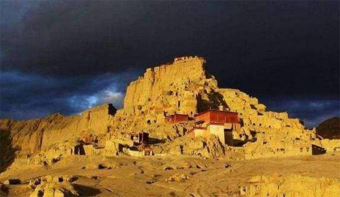 Lop Nur chào đón bất cứ người nào ghé thăm là sự heo hút hoang vắng đến rợn người.