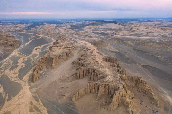 Lop Nur năm ấy khô hạn, nhưng nước không hoàn toàn bốc hơi vào không khí mà một phần thấm vào lòng đất, tích trữ ở tầng sâu. 