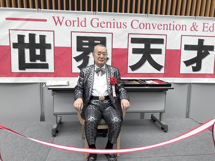 Thêm một chìa khóa dẫn đến thành công của Nakamatsu là lên ý tưởng trong một căn phòng lát đầy vàng 24kara. Theo ông, lớp vàng này có thể ngăn được sóng vô tuyến và radio “có hại cho quá trình sáng tạo”.