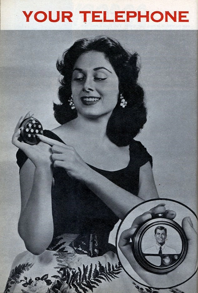 Ý tưởng ban đầu là để chiếc điện thoại được đeo như một chiếc vòng cổ, đó là lý do tại sao nó có dạng đồng hồ bấm giờ và một chiếc vòng cổ được thắt chặt vào nó.