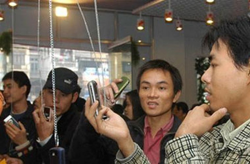 Vào năm 2008, người ta ước tính rằng cứ hai người thì có một người sở hữu điện thoại di động. Từ năm 1990 tới 2011, lượng thuê bao di động trên phạm vi toàn cầu tăng từ 12,4 triệu lên tới hơn 6 tỉ thuê bao. Không chỉ tăng về lượng người dùng, điện thoại di động cũng chứng kiến sự thay đổi về thiết kế cũng như tính năng, dựa trên sự tiên tiến của công nghệ.