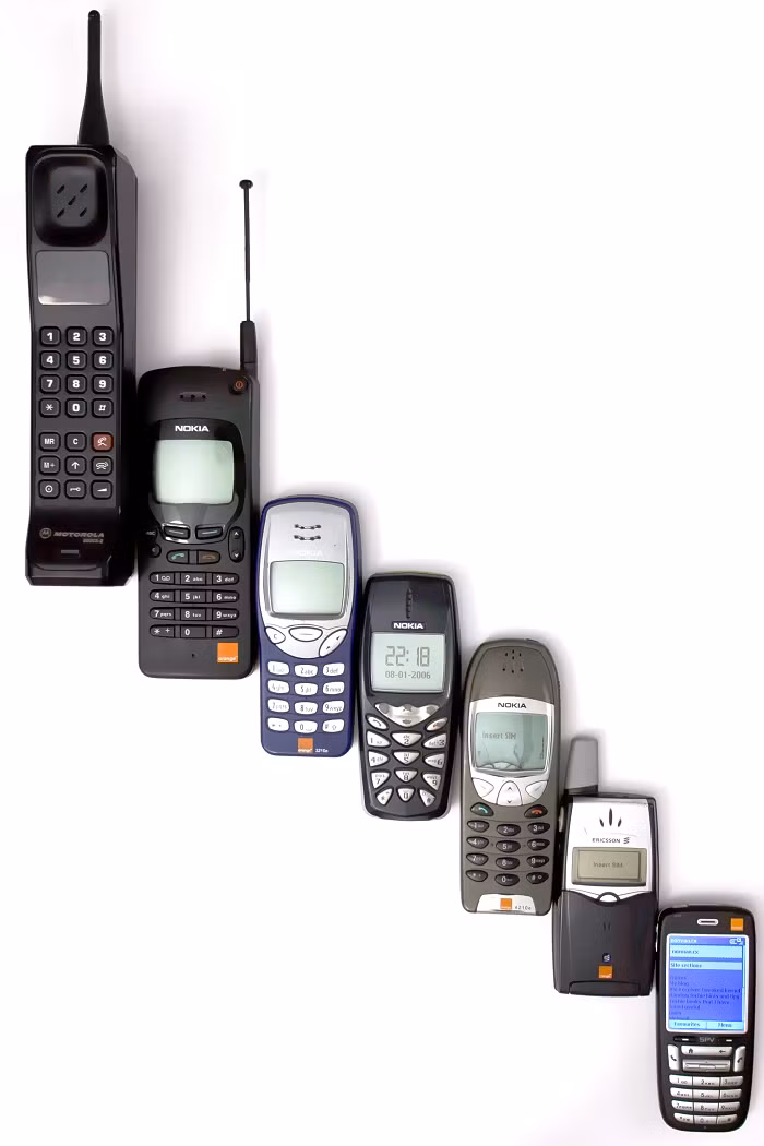 Năm 1973 là một chiếc điện thoại giá cao, ít tính năng, to và nặng nhưng tới năm 2013 - sau 40 năm - điện thoại đã rẻ đi rất nhiều, nó là thiết bị cần có của bất cứ ai, nhỏ, nhẹ, mỏng hơn và nhiều tính năng hơn.