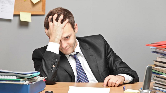 Về cơ bản, điều này xảy ra khi sự chú ý của chúng ta giảm dần trong suốt một ngày sau khi liên tục chuyển từ nhiệm vụ này sang nhiệm vụ khác mà không thực sự hoàn thành bất kỳ công việc nào trong số đó. Sau đó, thật khó để tập trung hoàn toàn vào bất cứ việc gì.