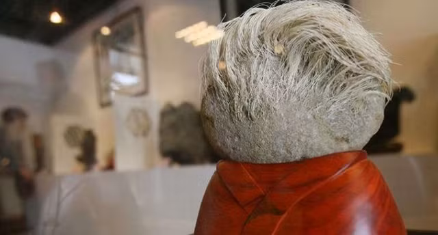 Ông nghĩ rằng, viên đá này có lẽ đã thành tinh nên không khỏi rùng mình sợ hãi. Tin tức về viên đá nhanh chóng lan truyền khắp nơi khiến cho người dân kéo nhau tới nhà ông lão. Có người cho rằng, viên đã bị mốc hoặc bị thế lực nào đó yểm bùa nhưng tất cả đều bị bác bỏ.