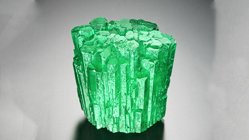 Chúng thuờng được tìm thấy ở: Columbia ở khu thung lũng sông Minero nằm gần “Vành đai lửa”, Nga, Brasillian,... Thường là những vùng có núi lửa. Ngọc lục bảo có màu xanh lục đặc trưng của một loại khoáng chất được gọi là Beryl - khoáng chất có thể tìm thấy trong nhiều loại đá khác như mica, đá vôi.