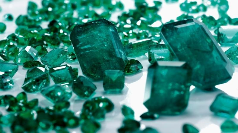 Đá ngọc lục bảo có tên khoa học là Emerald, được ví như Nữ Hoàng của các loại đá quý và được khai thác hoàn toàn trong tự nhiên nên rất hiếm. Ngọc lục bảo sở hữu màu xanh lục, là biểu tượng cho mùa xuân, tình yêu và sự sinh sôi nảy nở.