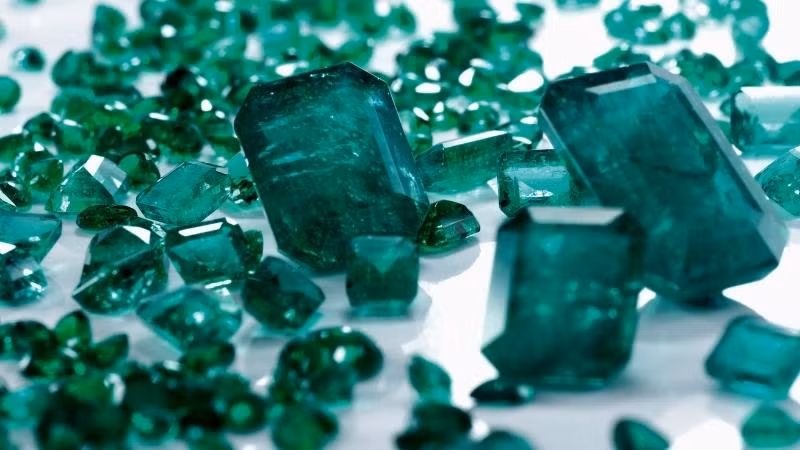 Đá ngọc lục bảo có tên khoa học là Emerald, được ví như Nữ Hoàng của các loại đá quý và được khai thác hoàn toàn trong tự nhiên nên rất hiếm. Ngọc lục bảo sở hữu màu xanh lục, là biểu tượng cho mùa xuân, tình yêu và sự sinh sôi nảy nở.