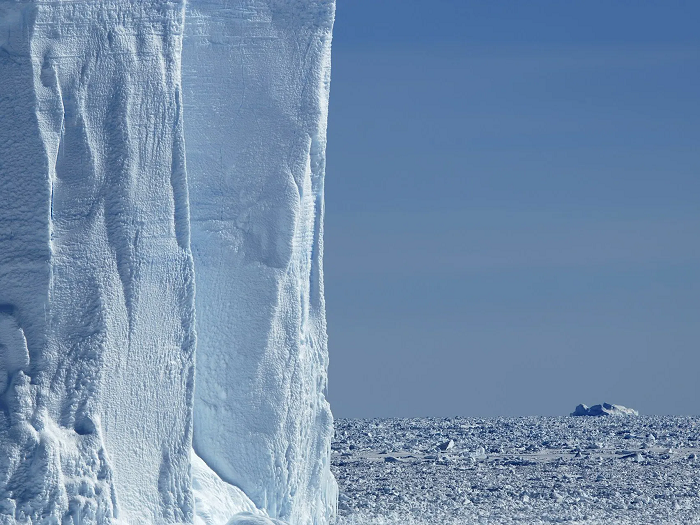 Mãi cho đến năm 2012, NOAA cuối cùng đã tìm được lời giải đáp cho bí ẩn rùng rợn này. Và nó không phải là do một con quái vật biển khổng lồ gây ra như mọi người vẫn nghĩ. NOAA cho rằng The Bloop hoàn toàn tương thích với những âm thanh do các tảng băng lớn nứt vỡ tạo ra. Đây là một hiện tượng thường được gọi là “động đất băng” (icequake).