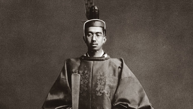 Ngay từ đầu, Hirohito đã tỏ ra là một vị Hoàng đế hết sức năng động. Ông là người đầu tiên của Hoàng gia Nhật Bản xuất ngoại đi châu Âu suốt 6 tháng.
