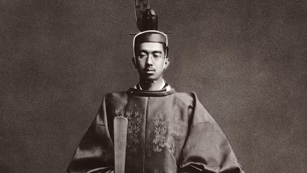 Ngay từ đầu, Hirohito đã tỏ ra là một vị Hoàng đế hết sức năng động. Ông là người đầu tiên của Hoàng gia Nhật Bản xuất ngoại đi châu Âu suốt 6 tháng.