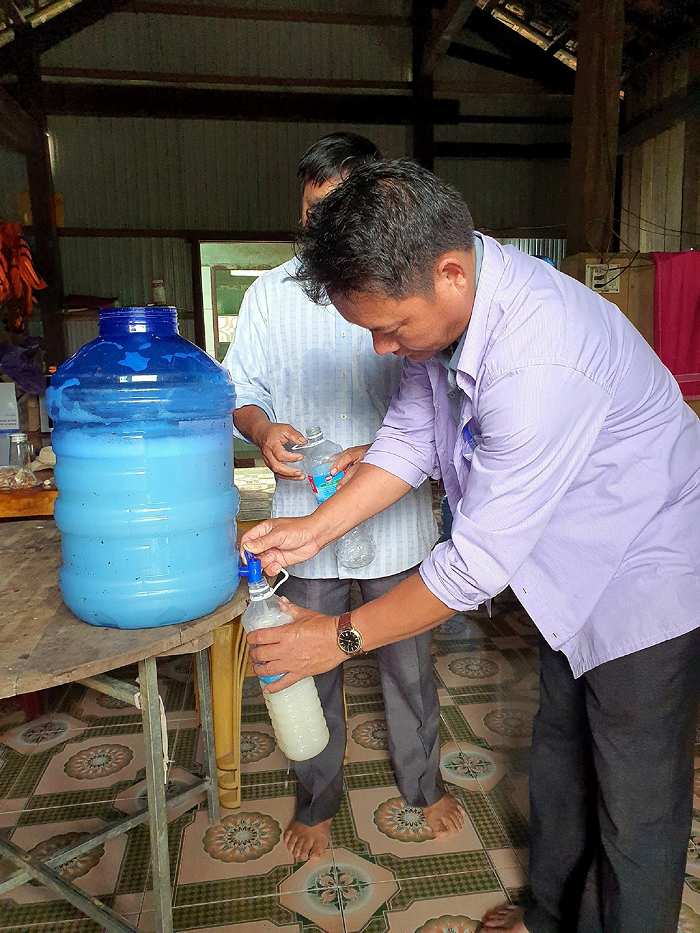 Để có rượu đoác ngon, mỗi khi đi lấy rượu bà con phải chuẩn bị can có chứa sẵn một loại rễ cây được lấy ở tít trong rừng sâu để làm "men".