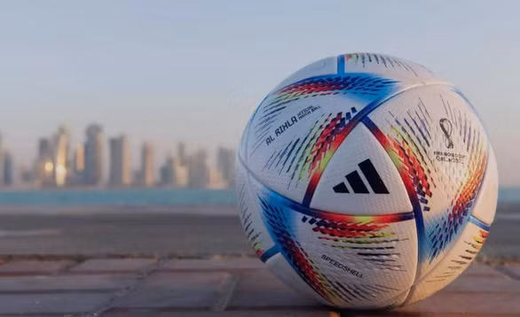 Quả bóng thi đấu chính thức của Adidas Al Rihla tại World Cup còn có một cảm biến đơn vị đo lường quán tính (IMU) sẽ được đặt ở trung tâm quả bóng. Cảm biến này gửi dữ liệu về quả bóng đến phòng điều hành video, 500 lần/giây, cho phép phát hiện rất chính xác điểm phát bóng.