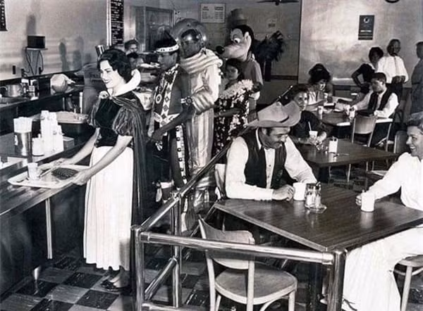 7. Nhà ăn của nhân viên Disneyland năm 1961. Disneyland có số lượng khách tham quan nhiều hơn bất kỳ công viên chủ đề nào khác trên thế giới