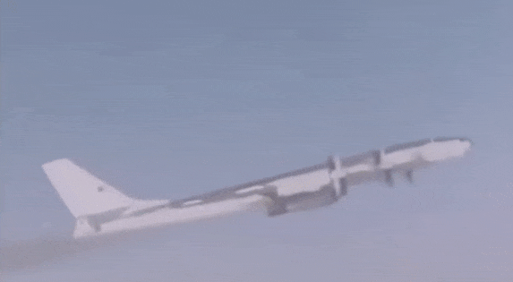 Cả hai máy bay đều được sơn sơn phản quang trắng đặc biệt để hạn chế hư hại do nhiệt.