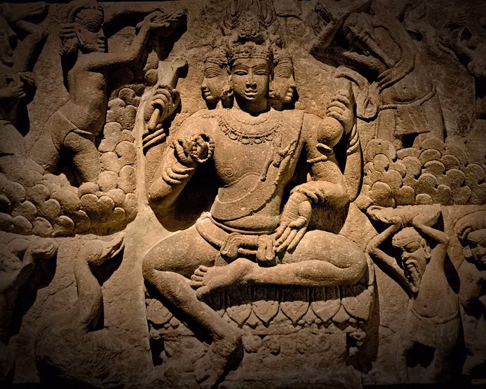 Thế kỷ 19, Ấn Độ. Một nhà sư Ấn Độ giáo đánh cắp viên kim cương đen 195 carat, từ đầu tượng thần Brahma ở Pondicherry.