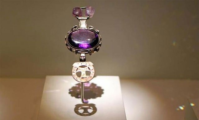  2. Viên đá thạch anh tím Delhi được mang tới Anh bởi một Đại tá kị binh người Bengal tên là W. Ferris. Từ ngày giữ viên đá, viên sĩ quan này đã phải gánh chịu cảnh sạt nghiệp và sức khỏe thì suy sụp hoàn toàn.