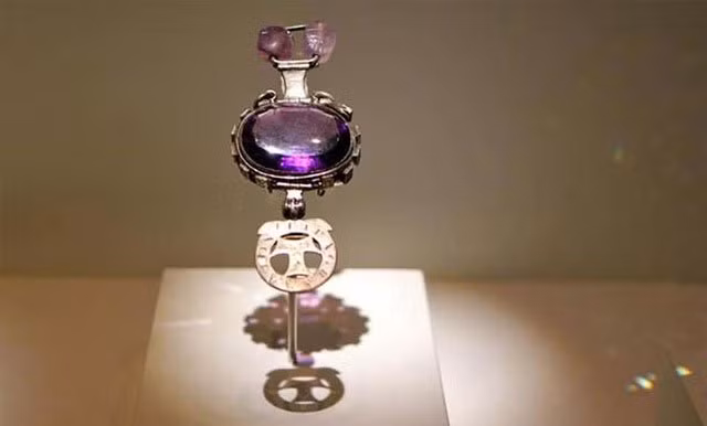  2. Viên đá thạch anh tím Delhi được mang tới Anh bởi một Đại tá kị binh người Bengal tên là W. Ferris. Từ ngày giữ viên đá, viên sĩ quan này đã phải gánh chịu cảnh sạt nghiệp và sức khỏe thì suy sụp hoàn toàn.