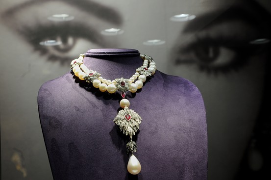 Năm 1969, Elizabeth Taylor được chồng tặng viên ngọc này nhân ngày Valentine. Họ đã kết hôn và ly dị hai lần liền. Còn Taylor từ khi có viên ngọc đã kết hôn tới 8 lần.