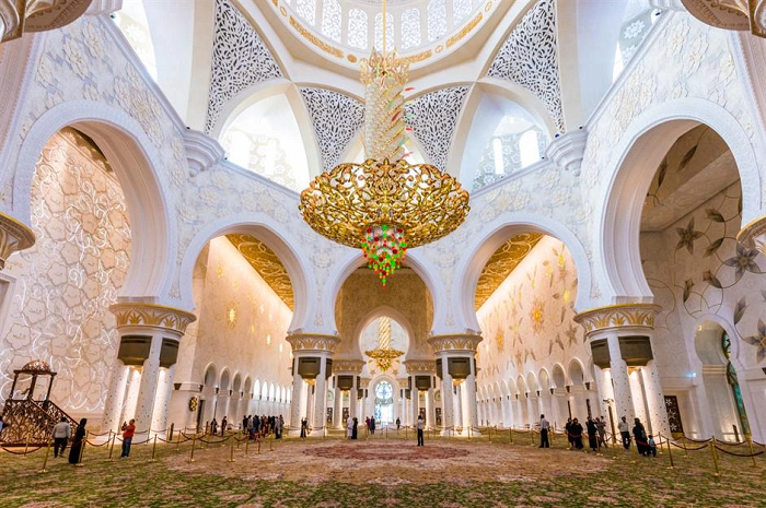 Nhà thờ Hồi giáo Sheikh Zayed sở hữu tấm thảm dệt tay lớn nhất thế giới. 1.200 công nhân đã mất 18 tháng và 38 tấn bông, len để tạo ra nó. Tấm thảm được sản xuất tại Iran và đặt trong phòng cầu nguyện chính rộng 5.630 m2 của nhà thờ.