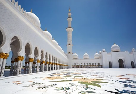  4. Nhà thờ Hồi giáo Sheikh Zayed, Abu Dhabi, UAE: Nhà thờ Hồi giáo Sheikh Zayed của Abu Dhabi là một trong những nhà thờ Hồi giáo lớn nhất thế giới. Công trình kiến trúc vĩ đại có thể chứa hơn 40.000 tín đồ, có 82 mái vòm, hơn 1.000 cây cột và được trang trí bằng đèn chùm vàng 24 cara.