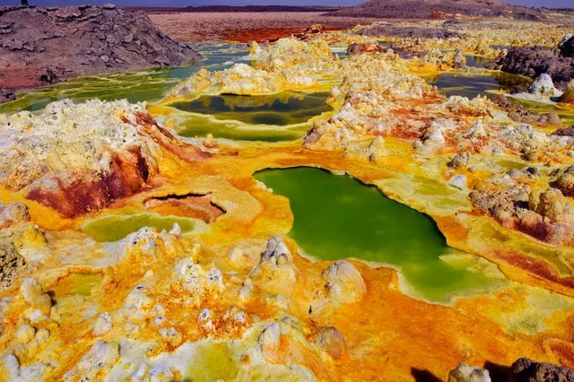 Nơi đây hình thành nên cảnh quan độc đáo do sự trôi dạt của các mảng kiến tạo và có chứa núi lửa, hồ muối và hồ dung nham.